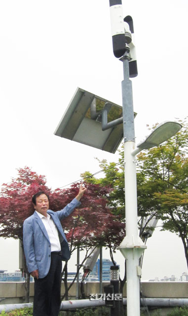 홍사혁 대표가 서울 가산디지털단지 본사 옥상에 설치된 300W급 소형풍력발전시스템을 가리키고 있다. 