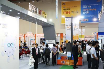 지난해 개최된‘대한민국 IT융합엑스포’행사장 내부의 모습. 많은 관람객들이 참여기업의 부스를 돌아보고 있다. 