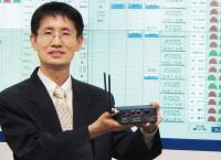 서울시 서부수도사업소 이동열 주무관이 관내 상수도시설 무인원격관리시스템에 연결해 시범운전중인 특허발명품 '스마트 RTU'를 들어보이고 있다.  