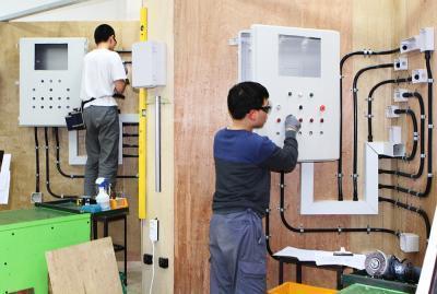 서울공고 전기전자과 학생들이 교내 실습실에서 기능경기대회를 준비하고 있다.