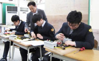 윤호근 송파공고 전기정보과장이 방과 후 자격증 시험 준비를 하는 학생들을 지도하고 있다.