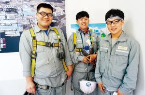 지난 2월 구림공고를 졸업하고 삼호산업에서 꿈을 펼치고 있는 (왼쪽부터)송국민, 유문현, 양동녘 군이 인터뷰를 마친 뒤 사진을 찍고 있다.