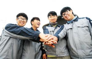 올해부터 동성에서 전기인의 꿈을 키우고 있는 김용현, 김근호, 김영준, 최진호 군(왼쪽부터)이 손을 맞잡으며 환하게 웃고 있다.