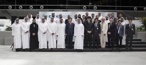 조석 한수원 사장(앞줄 왼쪽 일곱번째)과 ENEC 관계자들이 지난 20일 UAE 아부다비 ENEC 본사에서 운영지원계약을 체결하고 기념촬영을 하고 있다.