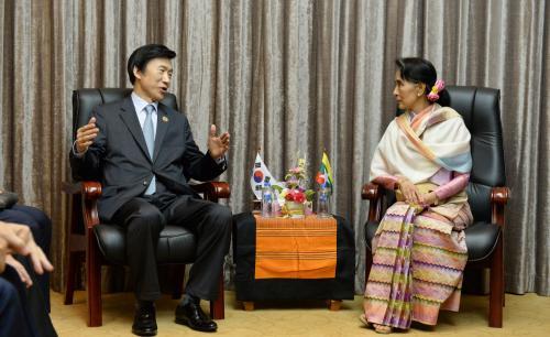 윤병세 외교부 장관이 2016 아세안 관련 외교장관회의 참석차 라오스를 방문한 가운데 24일(현지시각) 비엔티안에서 아웅산 수치 외교장관과 ‘한-미얀마 외교장관’ 회담을 하고 있다.