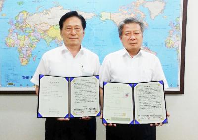 박진열 한국고효율사업자총연합회장(왼쪽)과 이충열 서울전선 대표가 협약서를 들고 포즈를 취하고 있다.