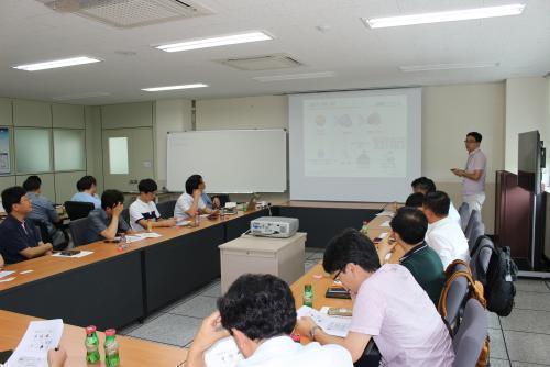 KTC가 18일 성남 분당사옥에서 전기차 충전기형 전력량계에 대한 세부 시험 및 설비기준 마련을 위해 업계 관계자들과 협의하고 있다. 
