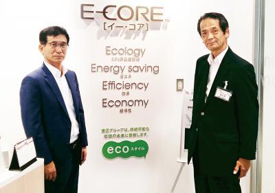 박대희 원광대 교수(왼쪽)과 아사구마 히도시 도시바 라이팅 CO-LAB 관장이 기념 사진을 촬영하고 있다.