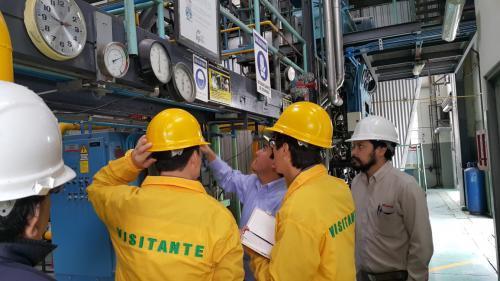 페루 리마의 식품공장에서 한국에너지공단 직원이 에너지진단을 실시하고 있다.