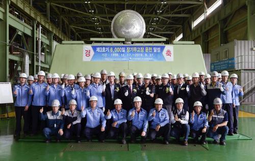 정창길 사장 등 한국중부발전 관계자들이 보령화력 3호기 터빈 앞에서 기념사진을 찍고 있다.
