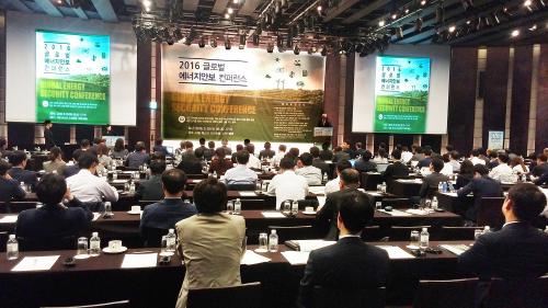 9월 29일 외교부와 산업통상자원부 주최로 서울 웨스턴 조선호텔에서 열린 ‘2016 글로벌 에너지안보 컨퍼런스’에서 이태호 외교부 경제외교조정관이 개회사를 하고 있다.

