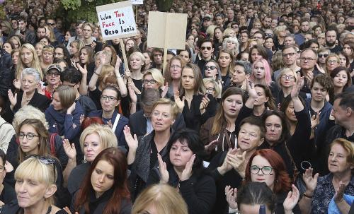 폴란드 수도 바르샤바에서 낙태를 전면적으로 금지하는 법안 추진에 반발하는 시위가 벌어졌다. 외신에 따르면 여성을 중심으로 한 시위대 수천 명은 이날 항의의 표시로 검은 옷을 입고 바르샤바의 의회 앞에 집결해 시위를 벌였다. 폴란드 현행법은 임신부나 태아의 생명이 위험하거나 성폭행이나 근친상간으로 임신한 경우가 아닌 이상 낙태를 금하고 있다. 새로운 법안은 낙태를 전면금지토록 하고 있기 때문에 시위자들은 이에 반발하고 나섰다.