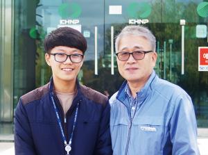 김동하 군(왼쪽)과 고덕준 한울교육훈련센터 교수