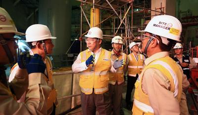 주형환 산업부 장관이 UAE 원전 건설현장을 방문해 공정현황을 점검하고 있다.
