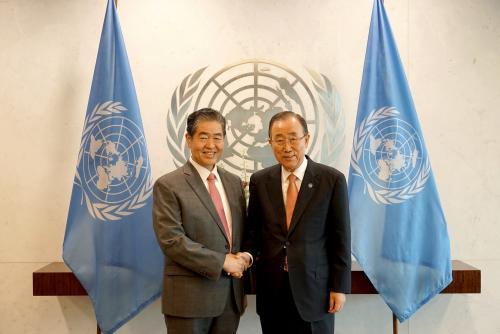 김영훈 WEC 회장(왼쪽)이 뉴욕 UN본부에서 반기문 사무총장과 회담을 가진 후 악수를 나누고 있다. 

 
