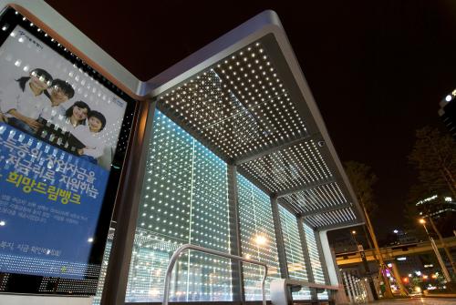 파워글라스가 서울역 버스셸터에 설치한 투명 유리 LED패널.
