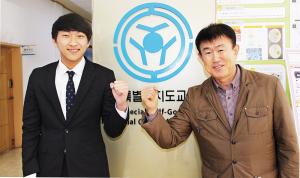 한림공고 출신 김현범 주무관(왼쪽)과 부창완 제주도 교육청 사무관이 파이팅을 외치고 있다.
