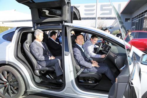 김기현 울산시장(조수석)이 6일(현지시간) 미국 실리콘밸리 테슬라를 방문해 상호협력 방안 등을 논의한 뒤 전기차를 시승하고 있다.