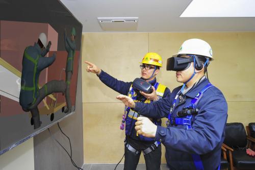 현대중공업이 최근 실제 사고사례 체험이 가능한 ‘가상현실(VR) 안전교육시스템’을 동종업계 최초로 도입, 안전교육에 활용하고 있다. 
