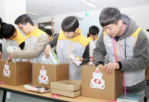 20일 봉사활동에 나선 동서발전 신입사원들이 지역아동에게 전달할  식료품과 학용품을 담은 ‘행복 꾸러미’를 제작하고 있다.