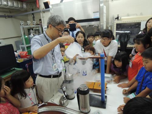 김찬중 원자력연구원 박사가 초등학생을 대상으로 초전도 과학실험 기부 활동을 하고 있다.