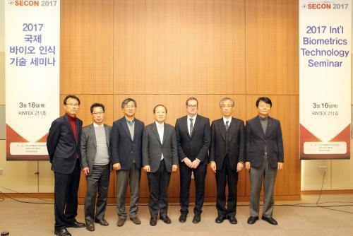 김홍 KCL 부원장(왼쪽 네번째)와 김학일 한국바이오인식협의회 의장(왼쪽 세번째) 등 참석한 관계자들이 기념사진을 촬영했다.

