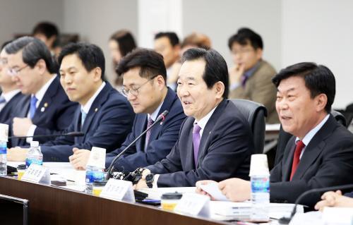 정세균 국회의장(오른쪽에서 두번째)이 17일 열린 간담회에 참석해 중소기업 관련 법안의 국회 통과를 지원하겠다는 입장을 밝히고 있다. 