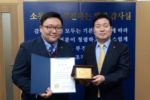 이동근 한국전력기술 상임감사위원(오른쪽)이 청백리에 선정된 김철우 과장에게 표창패를 수여하고 있다.
