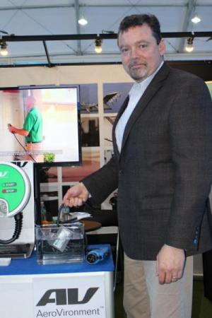 커클린 켄 AV 부사장이 지난 19일 제4회 전기차엑스포에서 이동형 충전기 터보코드를 물에 담가 방수기능을 보여주고 있다.