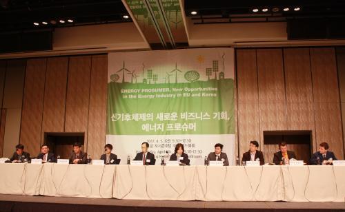 기후변화센터와 주한유럽연합 대표부가 지난 5일 서울 포시즌스호텔에서 개최한  ‘신기후체제의 새로운 비즈니스 기회, 에너지프로슈머’ 세미나에서 토론회 참석 패널들이 에너지프로슈머 활성화 방안에 대해 논의하고 있다.