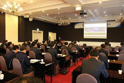 20일 경기도 화성시 라비돌리조트에서 열린 ‘전세버스 CNG 보급확대 세미나’ 참석자들이 발표를 경청하고 있다.