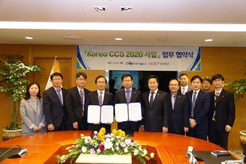 ‘Korea 2020 CCS 사업’ 협력을 위한 업무협약 체결 후 김동섭 서부발전 기술본부장(왼쪽 다섯번째)과 김선옥 KCRC 본부장(왼쪽 네 번째) 등 양 기관 관계자들이 기념사진을 찍고 있다.

