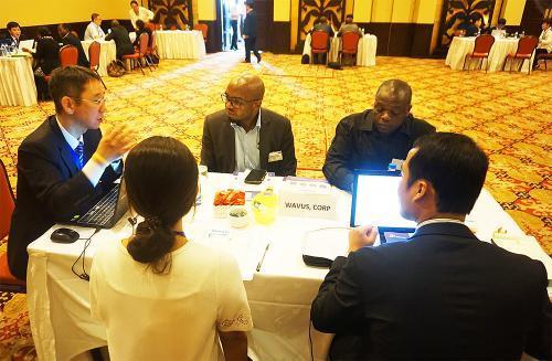 에티오피아에서 진행된 수출촉진회에서 국내 중소기업이 바이어와 비즈니스 미팅을 하고 있다.