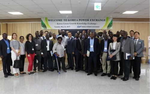 전력거래소는 지난 23일 광주전남혁신도시 소재 본사 교육센터에서 서아프리카 8개국과 중남미 아이티의 전력산업 관계자들을 대상으로 세계은행(World Bank)의 ‘녹색성장 지식교류사업(KGGTF)’을 실시했다.