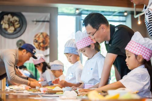 삼천리그룹 임직원과 자녀들이 지난 5월 27일 서울 Chai797 광화문점에서 열린 `자녀와 함께 하는 쿠킹클래스`에 참여해 음식 만들기 체험에 나서고 있다.