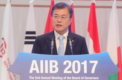 문재인 대통령이 16일 제주 서귀포시 제주국제컨벤션센터에서 열린 2017 아시아인프라투자은행(AIIB) 연차총회 개회식에서 축사를 하고 있다. 