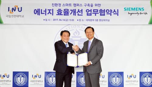 김종갑 지멘스 한국 대표(오른쪽)와 조동성 인천대 총장이 MOU를 체결하고, 포즈를 취하고 있다.