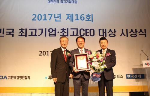 LS산전이 10년 연속 대한민국 최고기업 대상에 선정됐다. 21일 열린 시상식에서 LS산전 CHO 박해룡 상무(가운데)와 한국경영인협회 고병우 회장(왼쪽)이 기념촬영을 하고 있다.