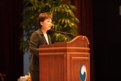 김현미 신임 국토교통부 장관이 취임사를 하고 있다.
