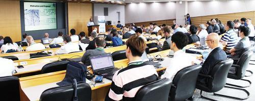 전력계통 과도현상을 주제로 한 세계 최고 권위의 국제학술대회 'IPST 2017'이 6월 26일부터 29일까지 서울 성균관대에서 개최됐다. 이번 행사에는 전세계 30여개국에서 300명이 넘는 전력계통 전문가들이 참석, 성황을 이뤘다. 사진은 첫날 진행된 기술 세션에 참석한 각국 전문가들이 발표내용을 경청하는 모습.