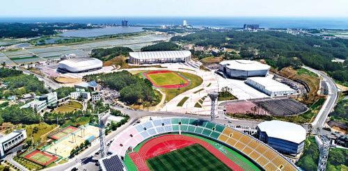 2018년 평창 동계올림픽이 진행될 경기장인 아이스 아레나, 컬링센터, 스피드 스케이팅 경기장, 하키센터 등이 위치한 강릉 올림픽파크 전경.