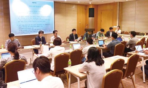 20일 서울 코엑스에서 열린 수요전망 관련 전문가 패널 토론회 참석 패널들이 8차전력수급계획 상 2030년 전력수요전망에 대해 열띤 토론을 펼치고 있다.