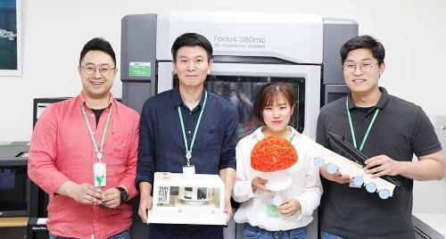 신성이엔지의 3D프린터 동호회 소속 이근형 과장(왼쪽부터), 김용섭 과장, 이채린 사원, 이한솔 사원이 자신들이 3D프린터를 통해 만든 아이디어 물건을 들고 기념촬영을 하고 있다.