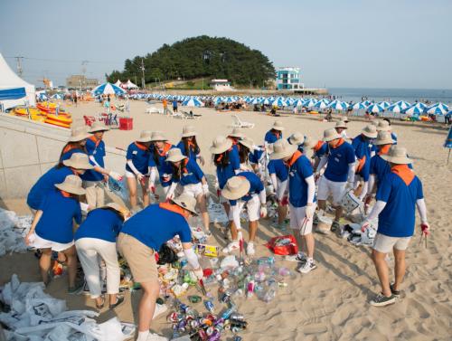‘2017 한국필립모리스 바다사랑 캠페인’ 자원봉사원들이 수거 된 쓰레기를 유형별로 분류하고 있다. 