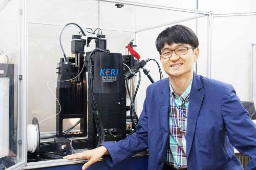 전기연구원은 전기전자 제조업계의 3D프린터 확산을 위한 연구를 이어가고 있다. 지속적인 연구를 통해 개발된 잉크기반 고정밀 3D프린터 시제품.