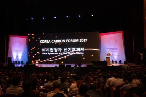 반기문 전 UN 사무총장이 8일 서울 코엑스에서 열린 2017 탄소포럼에 참석해 초청연설을 진행하고 있다.