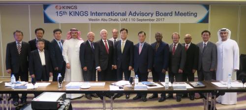 10, 11일 이틀에 걸쳐 UAE에서 진행된 KINGS 국제자문위원회에서 이관섭 한수원 사장(오른쪽 일곱 번째)과 자문위원들이 기념사진을 찍고 있다.  
