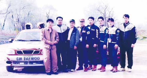 남재준 단장(왼쪽 두번째)과 팀원들이 1997년 춘천 오프로드 B그룹 종합우승을 차지한 뒤 기념촬영을 하고 있다. 