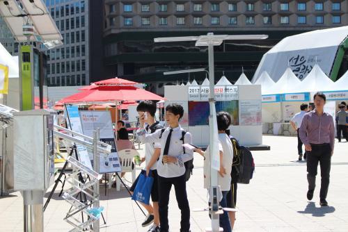 14일 열린 서울 태양광 엑스포에서 관람객들이 제품을 살펴보고 있다.