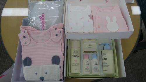 '출산 축하 신생아용품'은 20만원 상당으로 내의, 담요, 목욕용품 세트로 구성됐다.